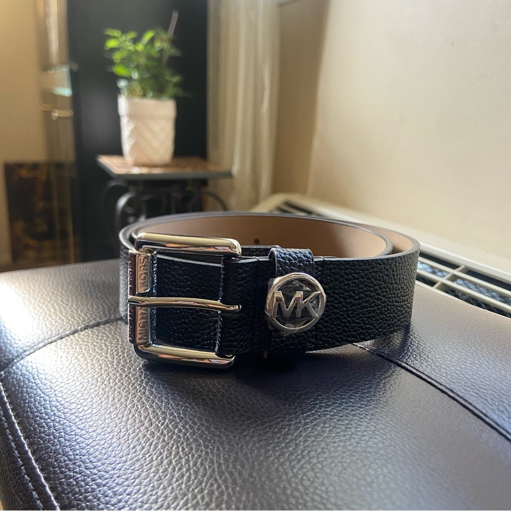 [NEVER USED] MICHAEL KORS Logo Buckle Black